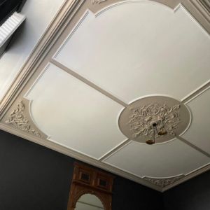 Afbeelding van een plafond die hersteld wordt